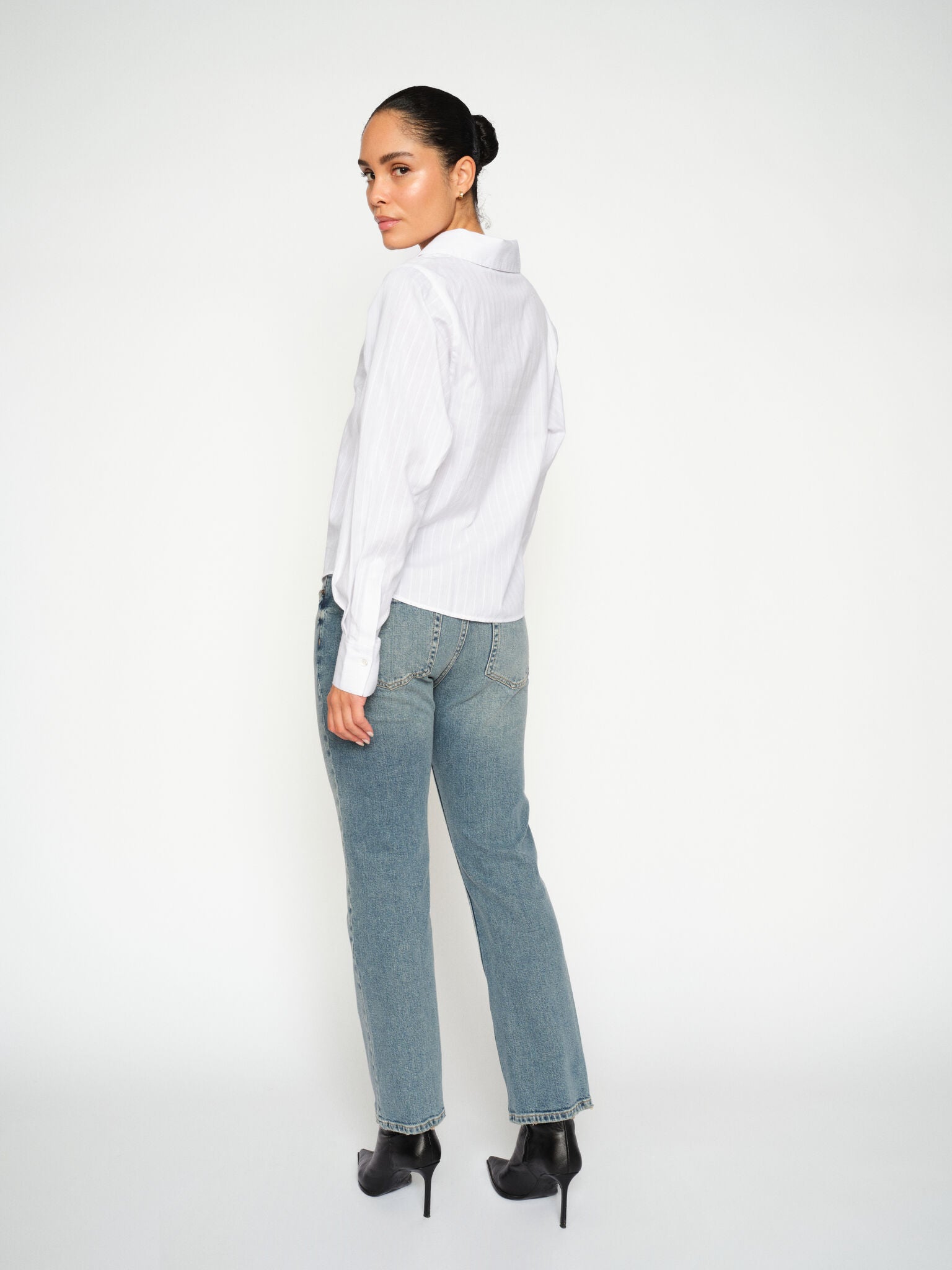 Modelshot / White / Detail